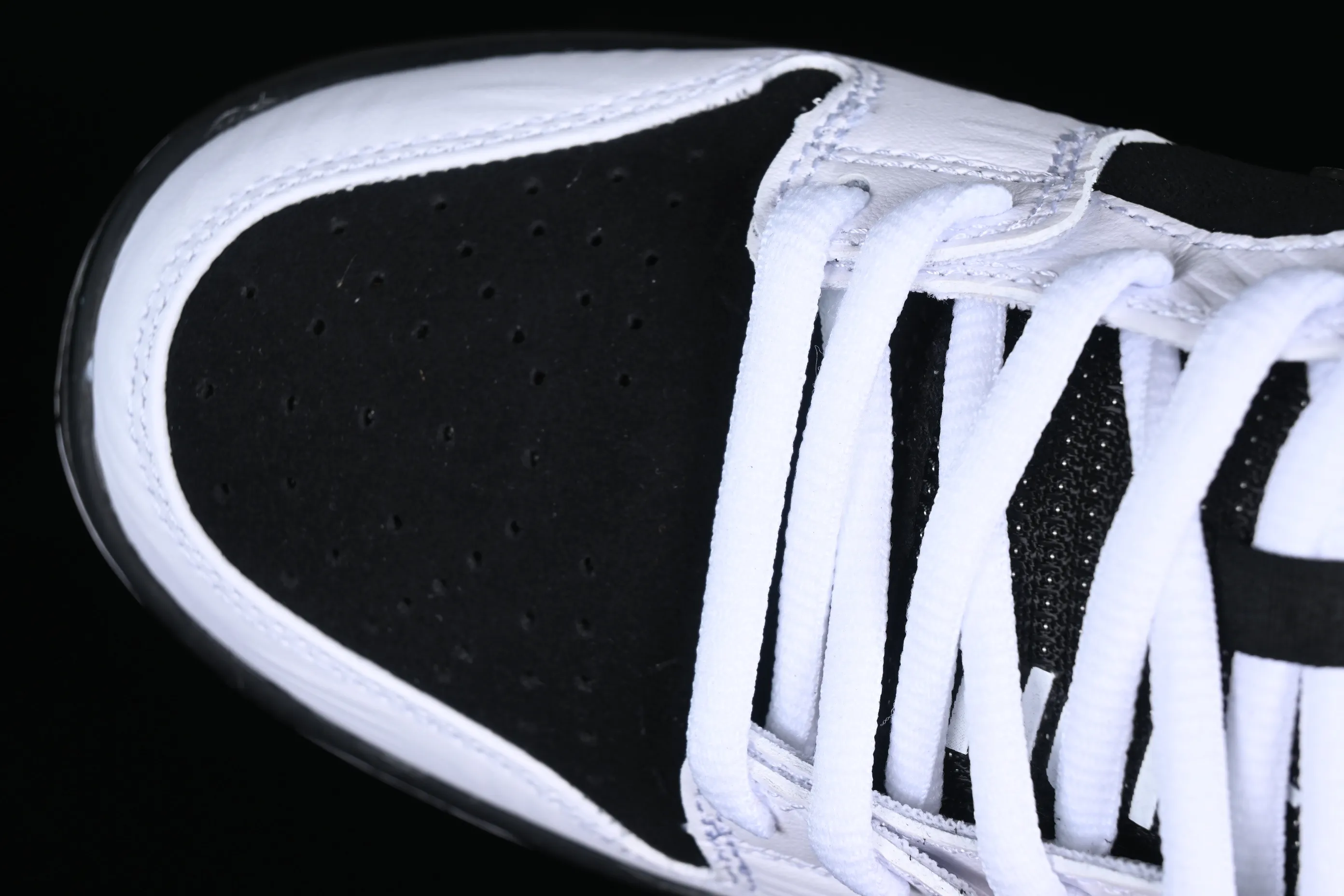 All categories Nk SB Dunk Series Nk SB Dunk Low low-top sneakers Cost-effective version Tightbooth x Nk SB Dunk joint model Reverse Panda SB low-top casual sports skateboard shoes FD2629-100